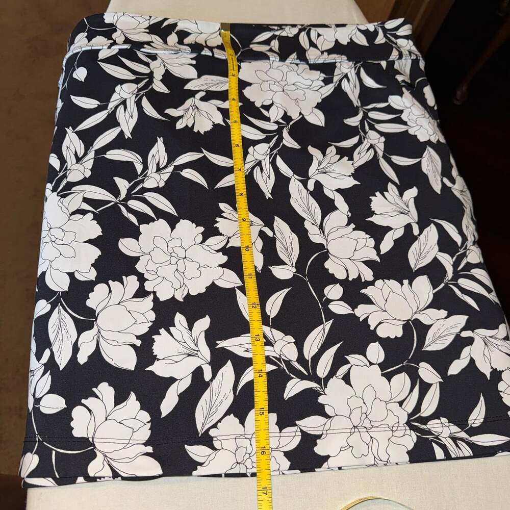 EUC TOMMY BAHAMA SZ L AUBREY ISLAND ZONE SKORT SKIRT BLACK & WHITE FLORAL PRINT - Picture 10 of 10